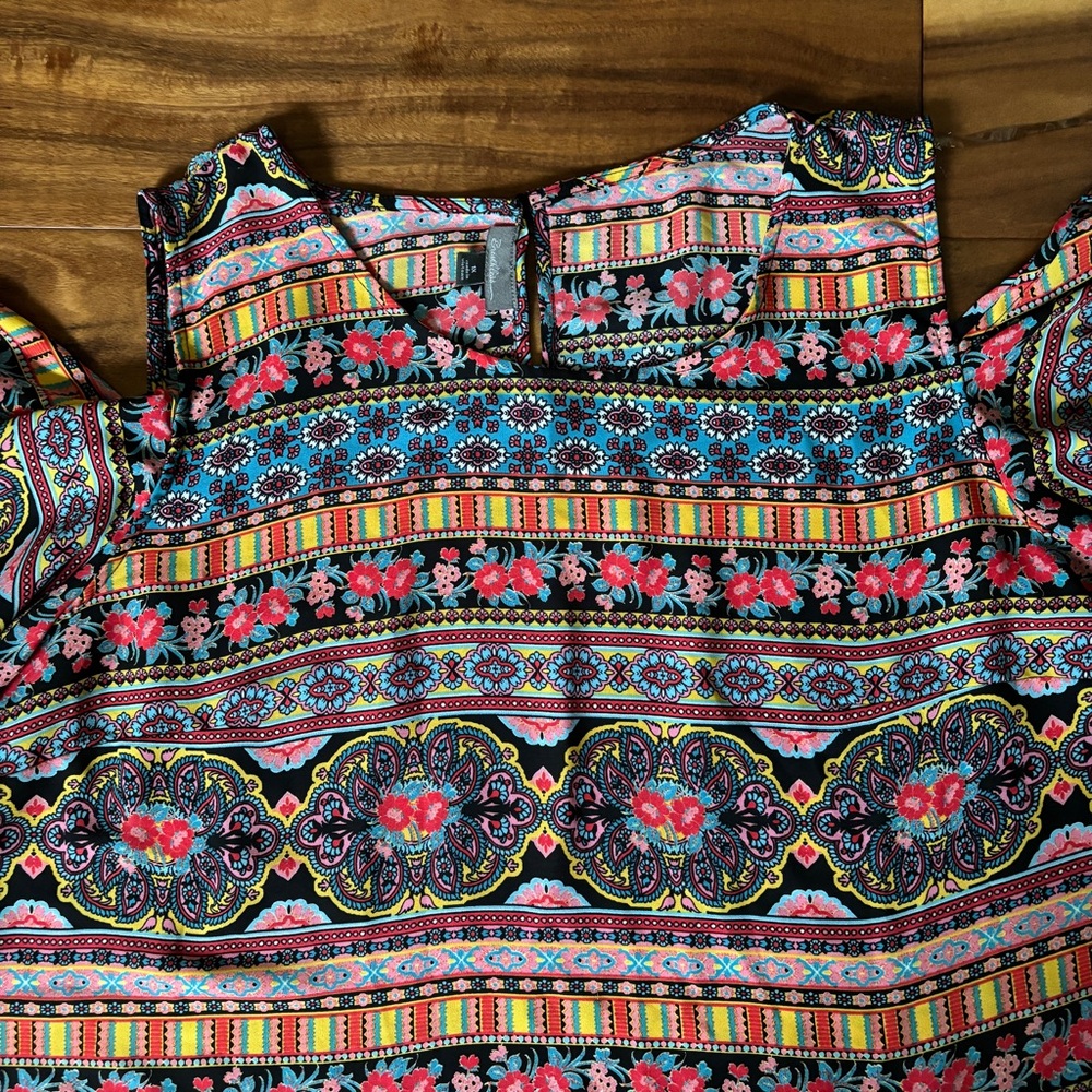 Beautiful open shoulder top by Breathless in size 1X - Picture 4 of 6